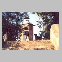 111-1165 Turm der Wehlauer Kirche im Sommer 2002. Im Bild Frau Kassmekat.jpg